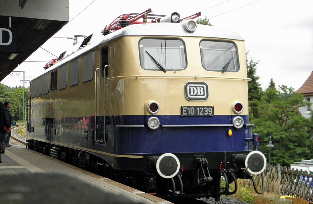 DB E10 1239 in Altenbeken am 2.7.2011