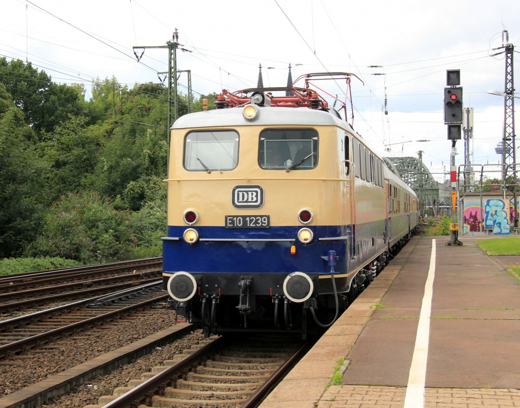 DB E10 1239 mit FEK-Rheingold in K�ln Messe/Deutz, August 2012.