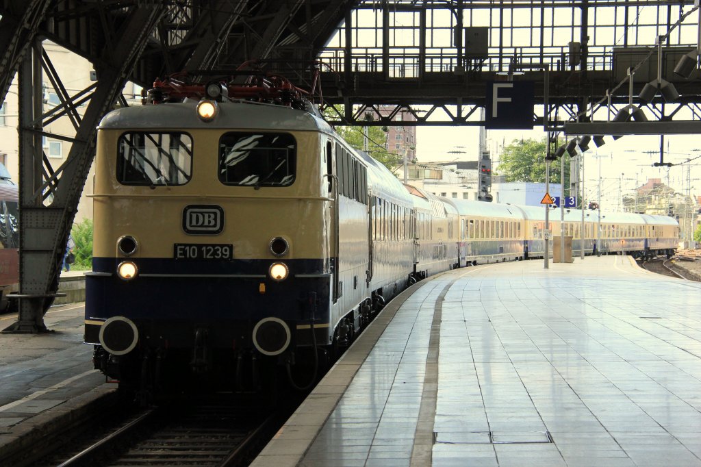 DB E10 1239 mit FEK-Rheingold in K�ln Hbf, August 2012.