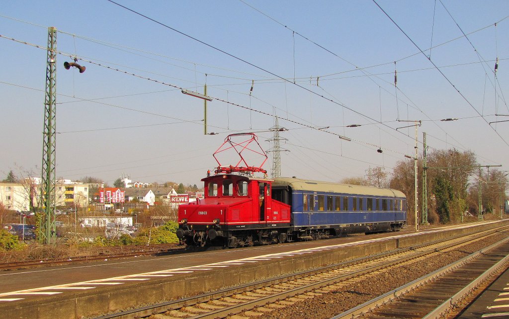 DB E69 03 mit dem DB Sal Presse 4 als Tfzf 91340 von Frankfurt-Griesheim nach Koblenz-Ltzel, beim Schmierhalt in Eltville am 23.03.2012