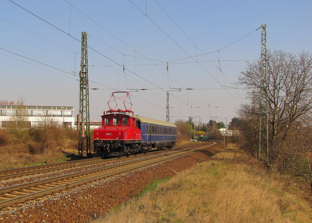 DB E69 03 mit dem Sal Presse 4 als Tfzf 91340 von Frankfurt-Griesheim nach Koblenz-Ltzel, bei Erbach (Rhg); 23.03.2012