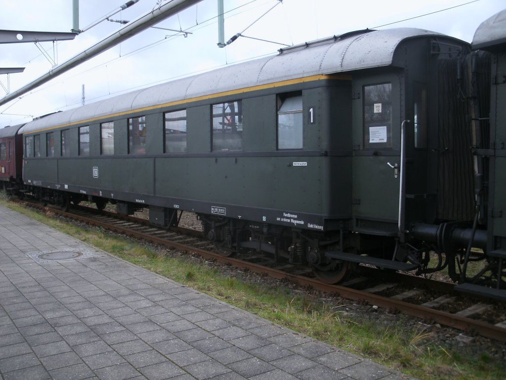 DB-Eilzugwagen abgestellt,im Sonderzug Berlin Schneweide-Rostock,am 17.Dezember 2011,im Rostocker Hbf. 