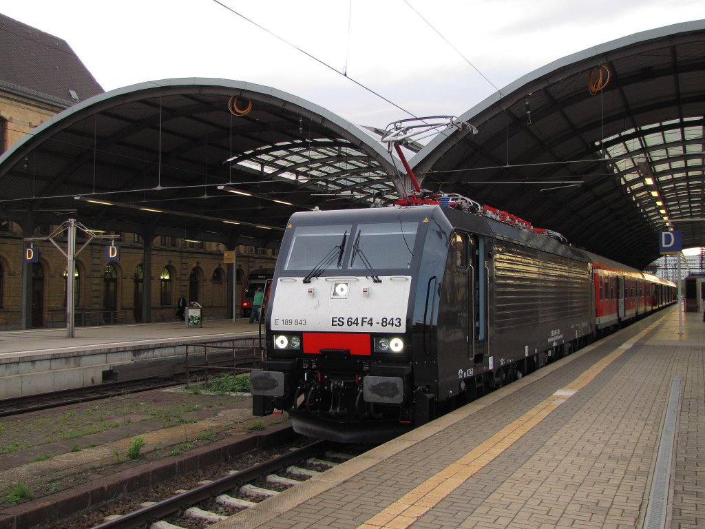 DB ES 64 F4-843 mit der RB 16334 nach Eisenach, in Halle (S) Hbf; 09.08.2011