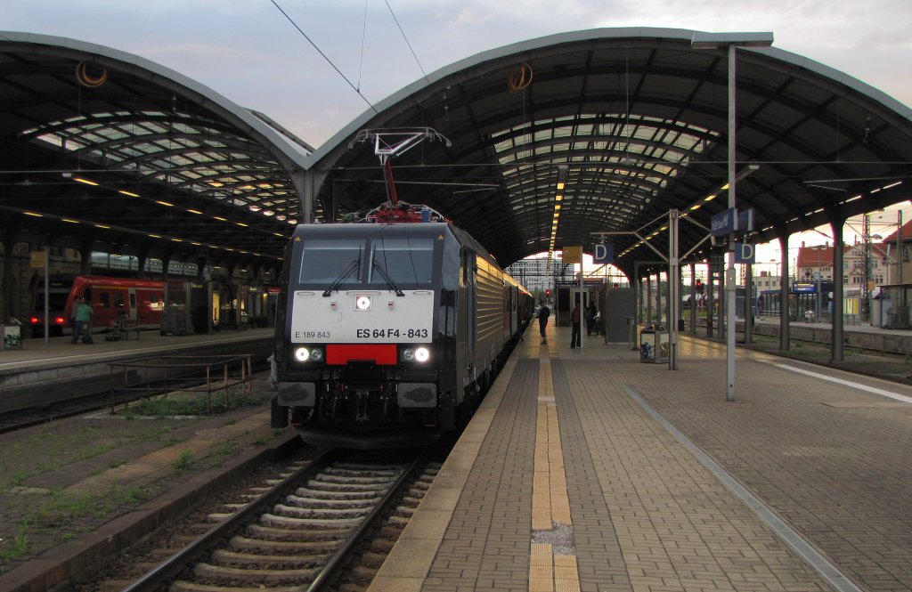 DB ES 64 F4-843 mit der RB 16334 nach Eisenach, in Halle (S) Hbf; 09.08.2011