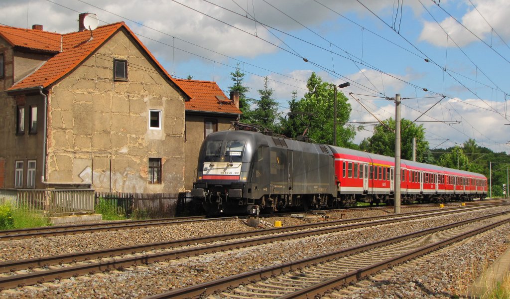 DB ES 64 U2-001 mit der RB 16312 von Halle (S) Hbf nach Eisenach, am 21.06.2013 in Erfurt Bischleben.