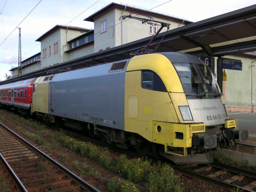 DB ES 64 U2-018 (91 80 6182 518-1 D-DISPO) mit der RB 16325 von Eisenach nach Halle (S) Hbf, beim Halt in Naumburg (S) Hbf; 08.10.2011