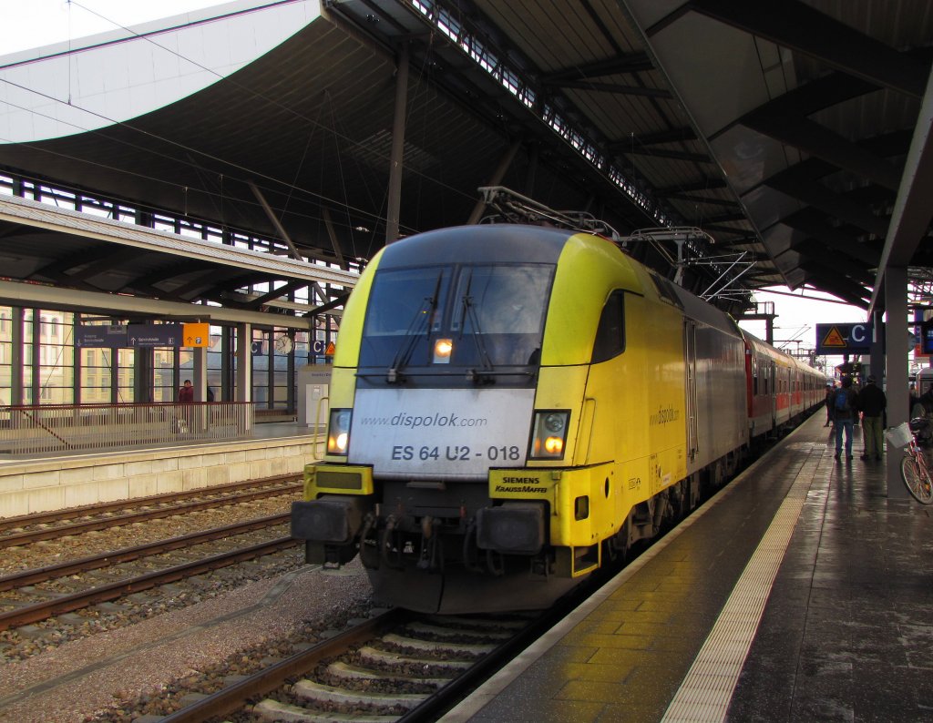 DB ES 64 U2-018 am 30.11.2011 mit der RB 16312 von Halle (S) Hbf nach Eisenach, in Erfurt Hbf.