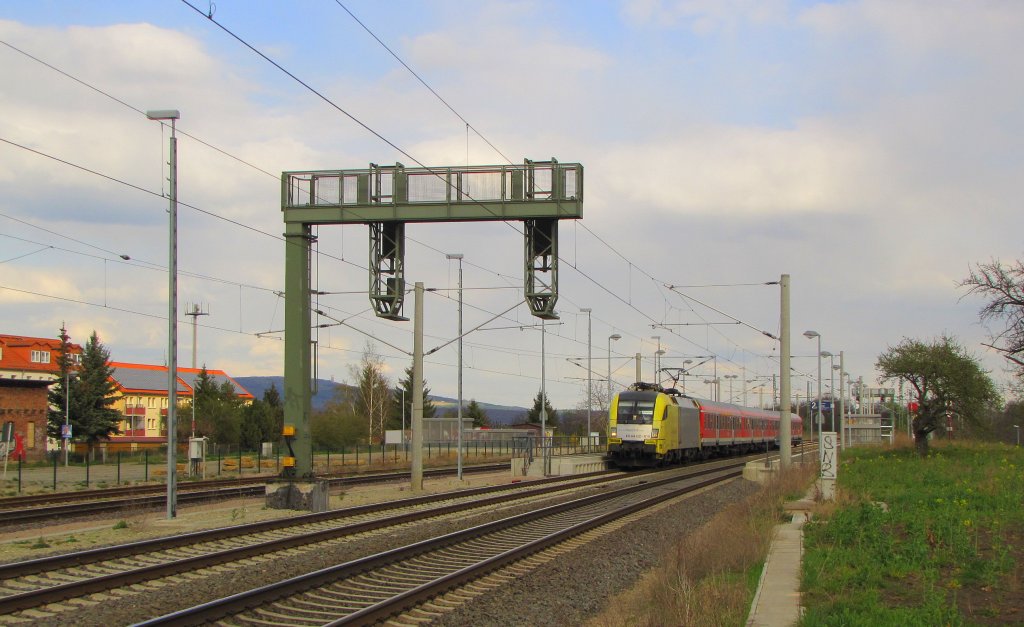DB ES 64 U2-018 mit der RB 16324 von Halle (S) Hbf nach Eisenach, beim Halt am 16.04.2012 in Erfurt-Vieselbach.