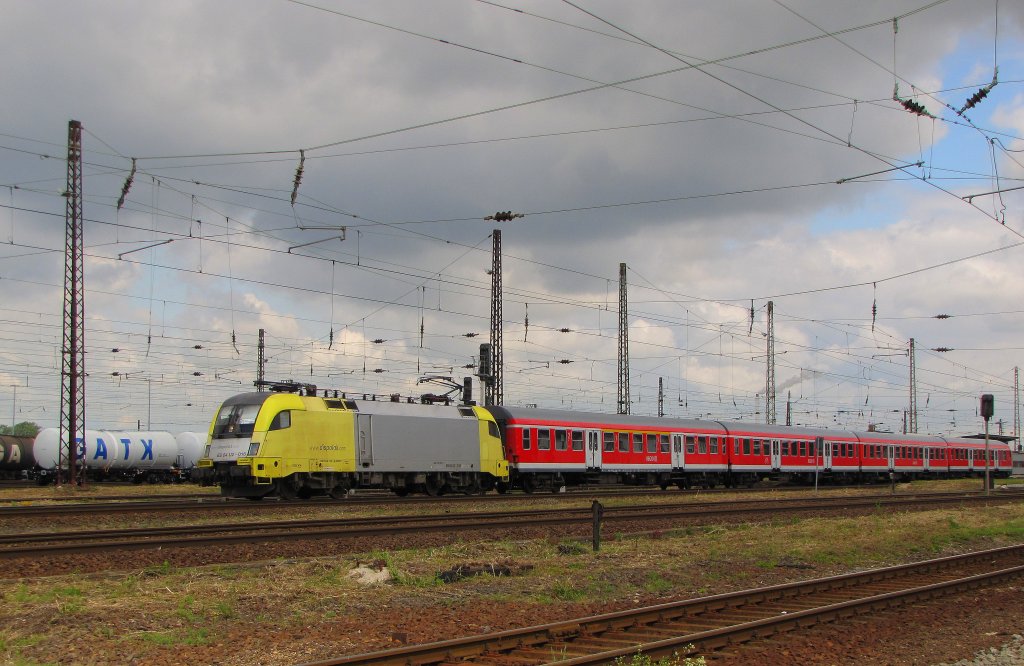 DB ES 64 U2-018 mit der RB 16314 von Halle (S) Hbf nach Eisenach, am 25.06.2012 bei der Ausfahrt in Grokorbetha.