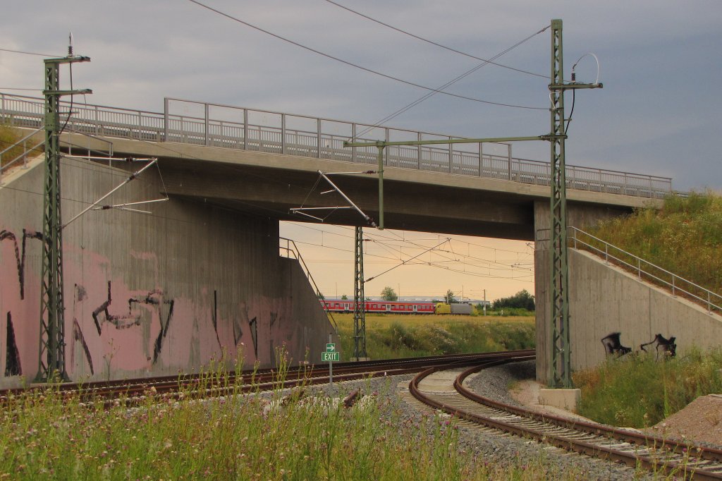 DB ES 64 U2-018 mit der RB 16333 von Eisenach nach Halle (S) Hbf, am 26.07.2013 bei Erfurt Linderbach. Im Vordergrund sieht man ein Teil der zuknftigen Neubaustrecke von Erfurt nach Halle (S) und Leipzig und ein Anschlussgleis zu einem Umspannwerk.