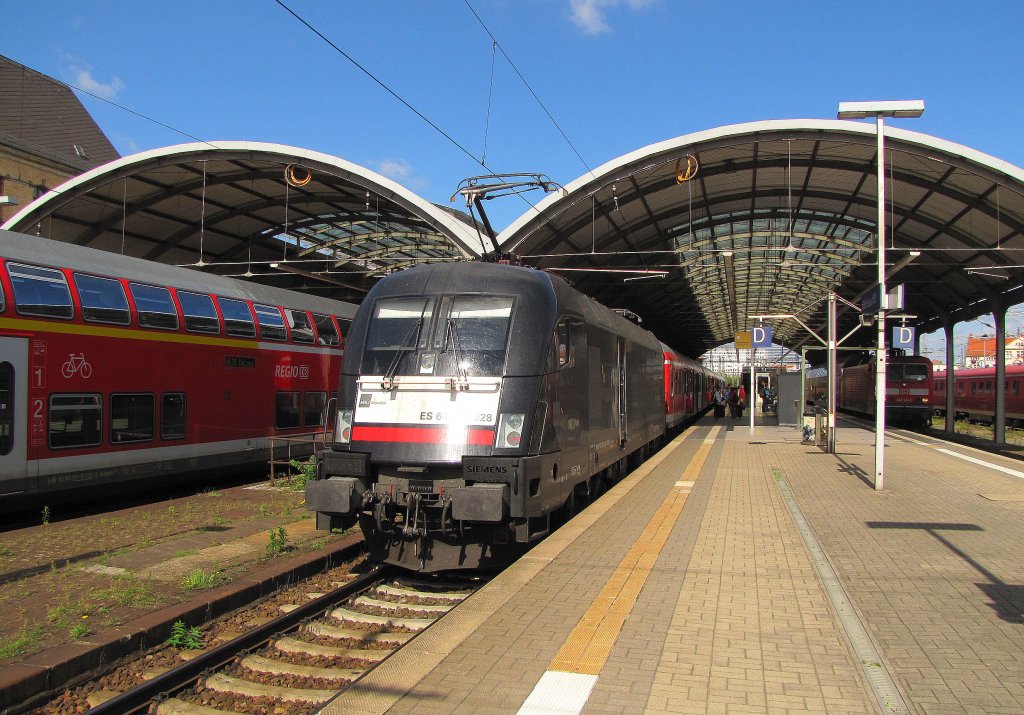 DB ES 64 U2-028 (91 80 6182 528-0 D-DISPO) mit der RB 16315 aus Eisenach, in Halle (S) Hbf; 14.09.2011