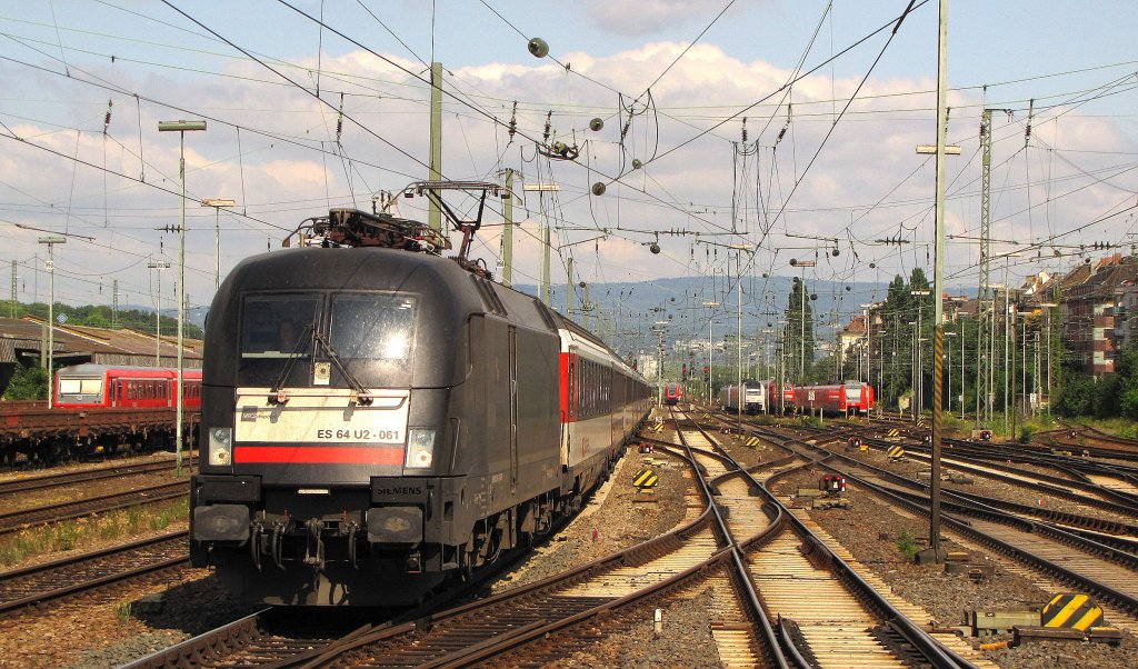 DB ES 64 U2-061 hatte am 30.06.2011 Dienst am EC 7 von Hamburg-Altona nach Chur. Hier zu sehen bei der Einfahrt in Mainz Hbf.