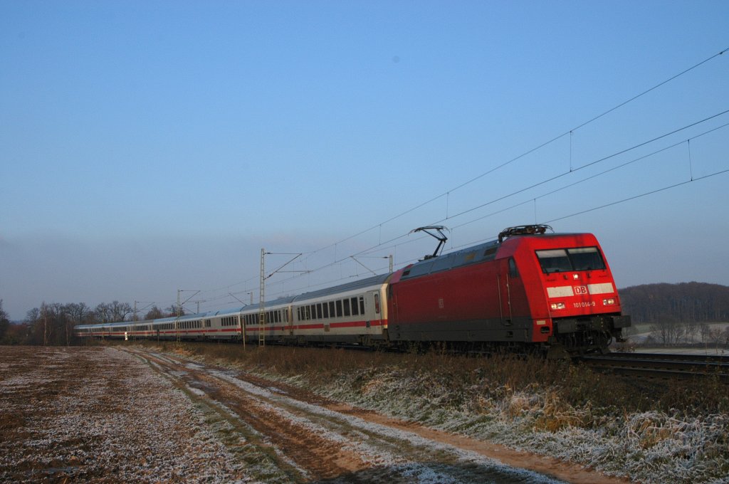 DB Fernverkehr 101 014 mit IC 2311 Westerland (Sylt) - Stuttgart Hbf (Vehrte, 28.11.10).