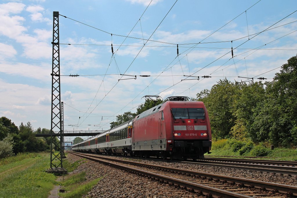 DB Fernverkehr 101 075-0 mit dem EC 8 (Chur - Hamburg-Altona) am 14.08.2013 auf dem Weg von Basel SBB nach Hamburg-Altona. Hier ist der Zug kurz hinter Bahnhof von Orschweier gen Norden.