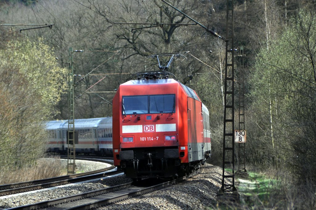 DB Fernverkehr 101 114 schiebt IC 1122 Frankfurt (Main) Hbf - Kiel Hbf am 21.04.13 mit gedrosselter Geschwindigkeit zwischen Vehrte und Ostercappeln durch die engen Kurven des Wiehengebirges, bevor einige Kilometer weiter nördlich richtig  Gas  gegeben werden kann. 