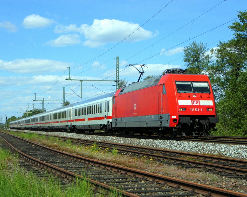 DB Fernverkehr 101 132 mit dem verspäteten IC 2417  Westerland (Sylt) - Stuttgart Hbf (Diepholz, 01.05.11)
