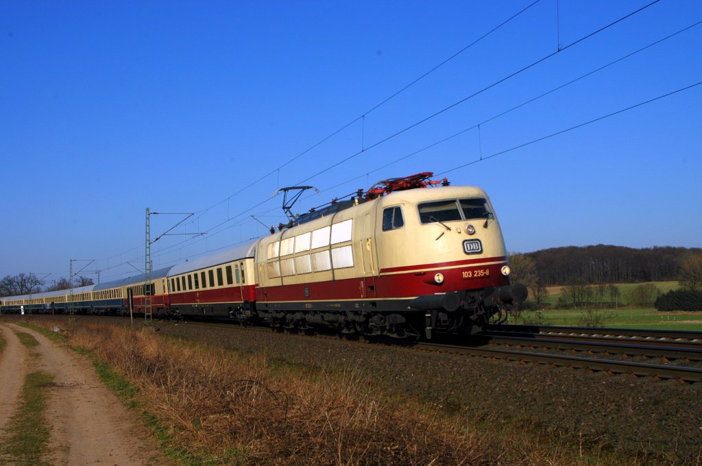 DB Fernverkehr 103 235 mit dem aus historischen IC- und TEE-Wagen gebildeten sonntäglichen IC 2417 Flensburg - Köln Hbf (Vehrte, 27.03.11). 