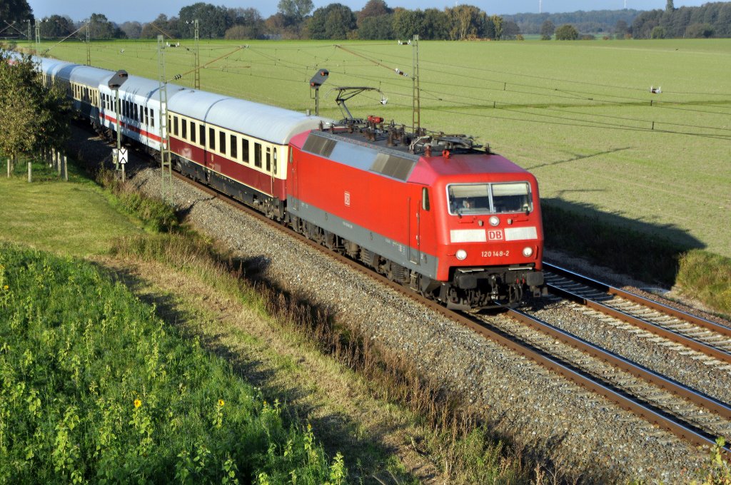 DB Fernverkehr 120 148 mit dem sonntäglichen IC 2417 Flensburg - Köln Hbf (Marl, NI, 23.10.11).