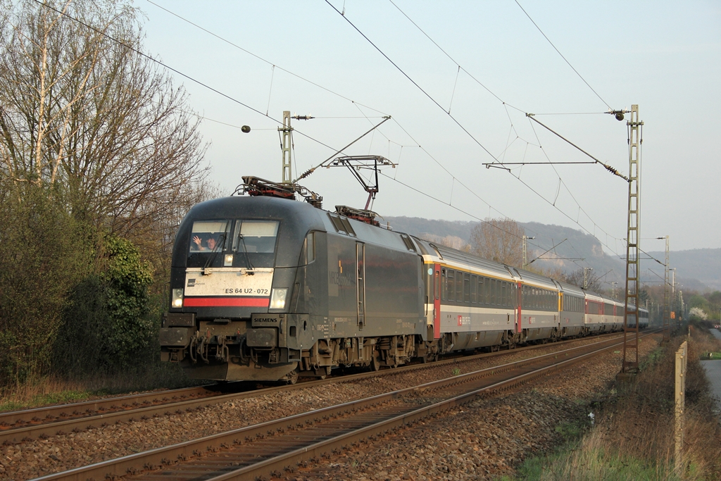 DB Fernverkehr ES 64 U2-072 (182 572) am EC6 am 27.3.2012 in Limperich. Gru an den Tf ! 