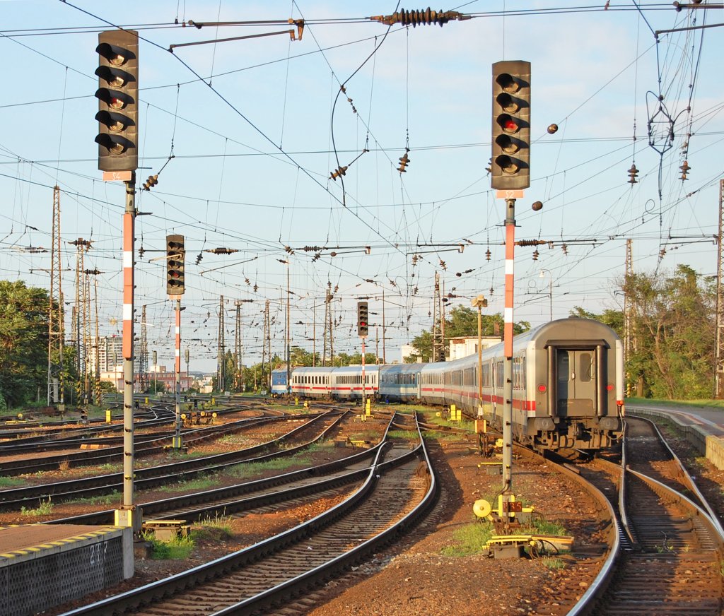 DB Fernverkehr-Garnitur noch in der Slowakei: EC 175 „Jan Jesenius“ Hamburg-Altona – Budapest Keleti plyaudvar/Ostbf. fhrt aus Bratislava hl. st./Preburg Hbf. ab; 19.06.2011 