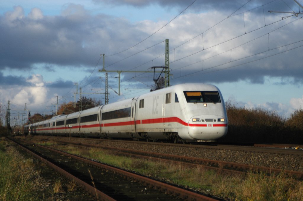 DB Fernverkehr Tz 1XX (401 0XX/5XX)) als ICE 1025 Kiel Hbf - München Hbf (Diepholz, 07.11.10).
