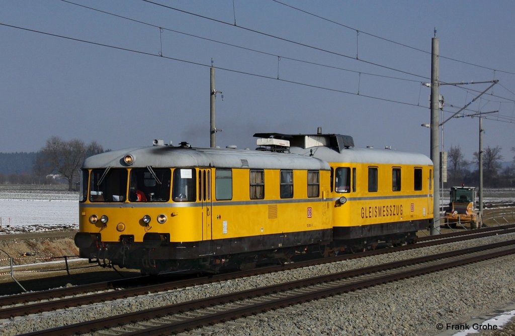 DB Gleismesszug 725 003-8 + 726 003-7 Richtung Augsburg, KBS 980 Mnchen - Ulm, fotografiert bei Hattenhofen am 23.02.2011 --> Zum Zeitpunkt der Aufnahme waren gerade die Bauarbeiten am viergleisigen Ausbau der Strecke Mnchen - Augsburg in vollem Gange.