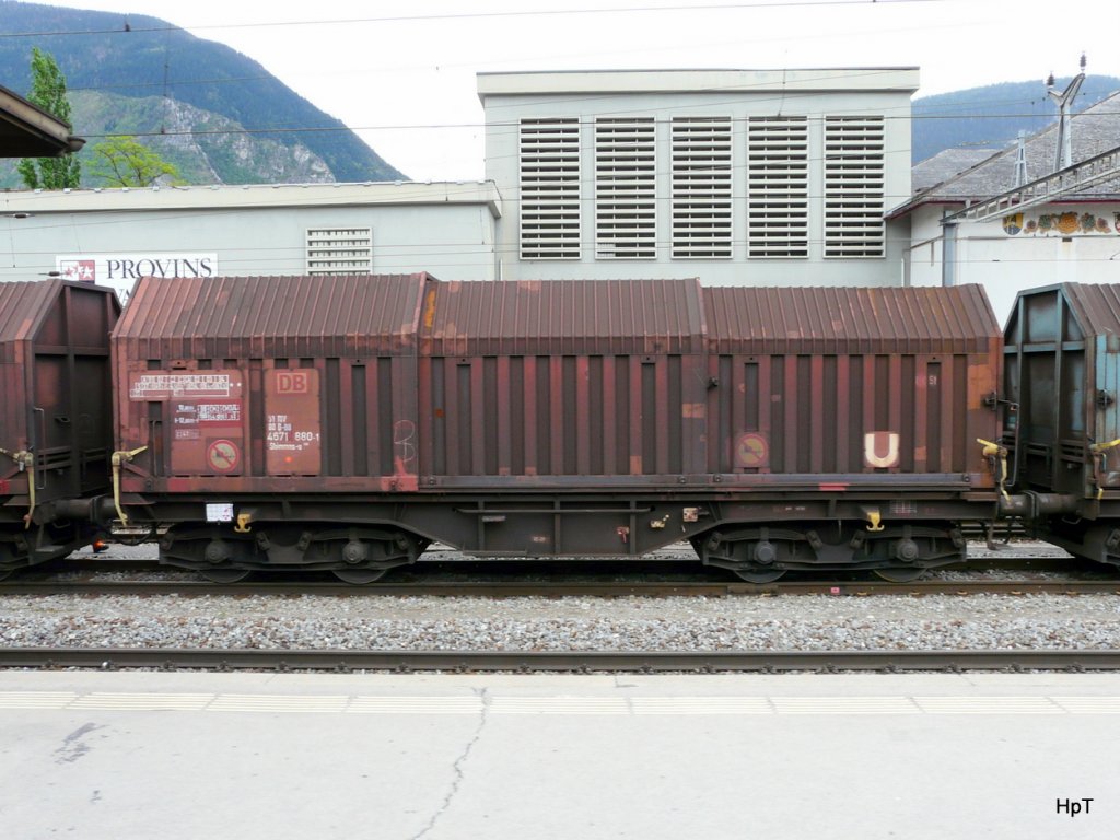 DB - Gterwagen vom Typ Shimmns-u 31 80 467 1 880-1 in Sieders am 10.05.2010