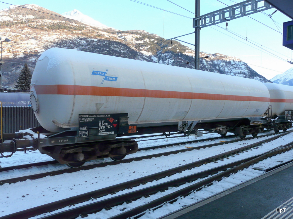 DB - Gterwagen Typ  Zagkks  33 80 791 8 717-9 im Bahnhof Visp am 30.12.2010