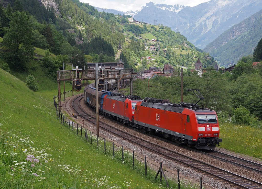DB: Gterzug mit Doppeltraktion DB 185 bei Gurtnellen in Richtung Sden unterwegs am 15. Juni 2013.
Foto: Walter Ruetsch 