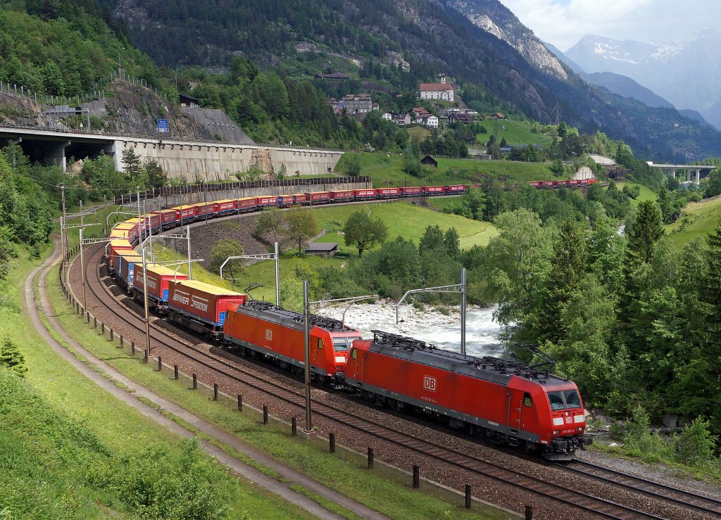 DB: Gterzug mit gleich drei DB 185 bei Wassen am 15. Juni 2013. Die Doppeltraktion wird fr die Befrderung dieses schweren Zuges mit einer Schublok untersttztz. 
Foto: Walter Ruetsch 