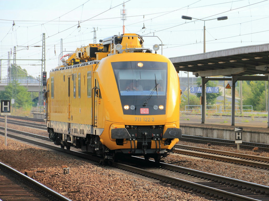 DB-HIOB 711 122-2 bei der Durchfahrt durch den Bahnhof  Berlin-Schnefeld Flughafen am 26. September 2012