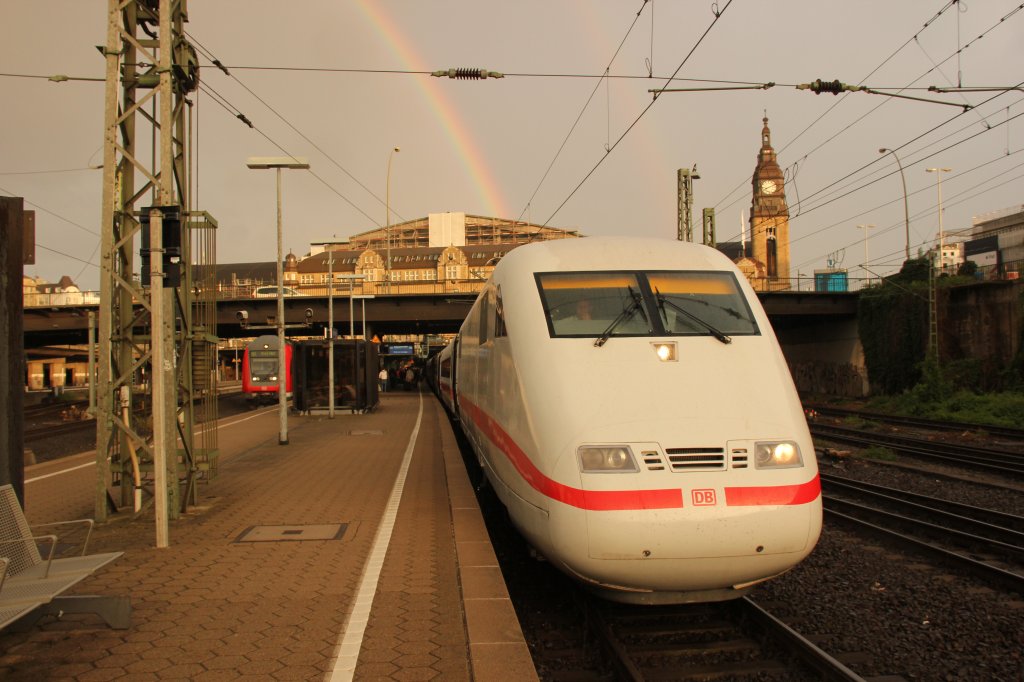 DB ICE 401 mit zwei Regenbogen in Hamburg Hbf, August 2012.