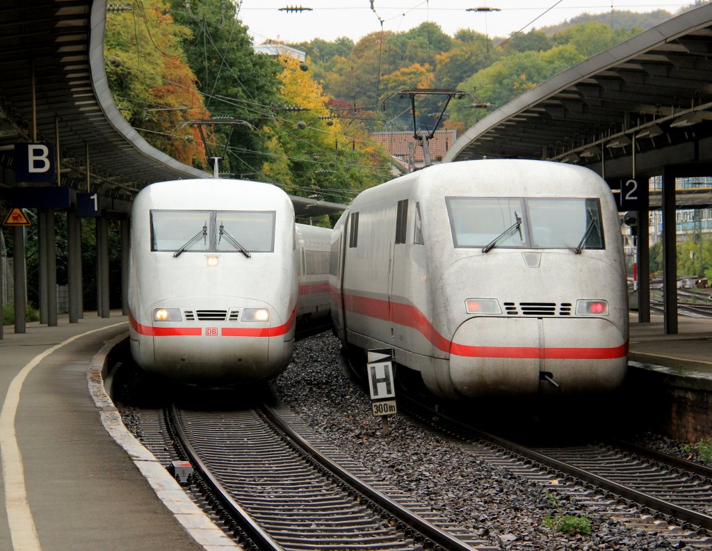 DB ICE 401 und rechts DB ICE 402 in Wuppertal Hbf, Oktober 2012.
