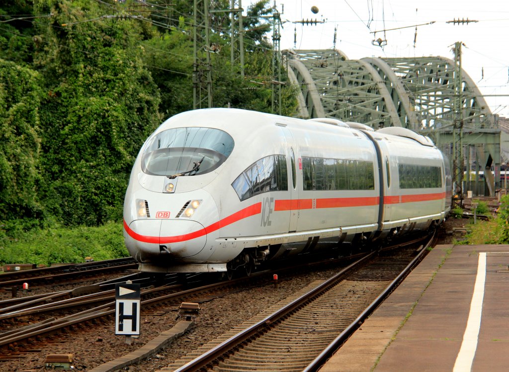 DB ICE 403 058  St.Ingbert  mit Fernlicht in K�ln Messe/Deutz, August 2012.