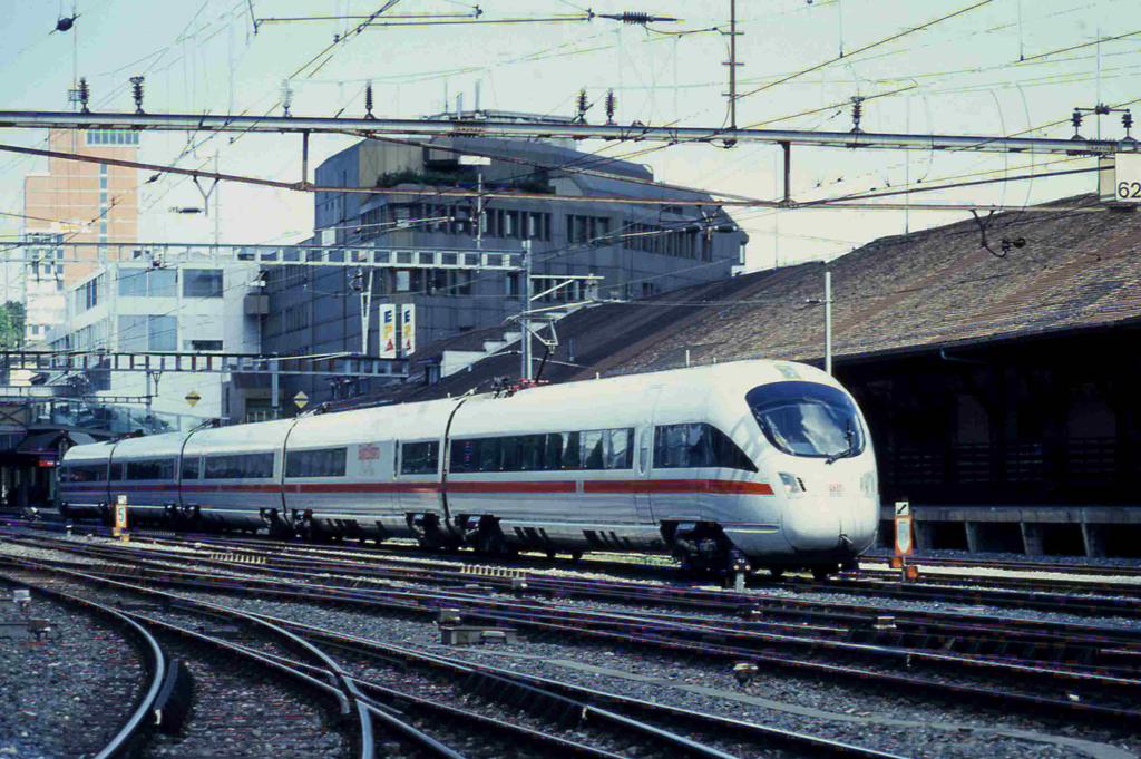 DB ICE 415084 nach Zrich fhrt am 14.5.2002 um 14.35 Uhr in Winterthur aus.