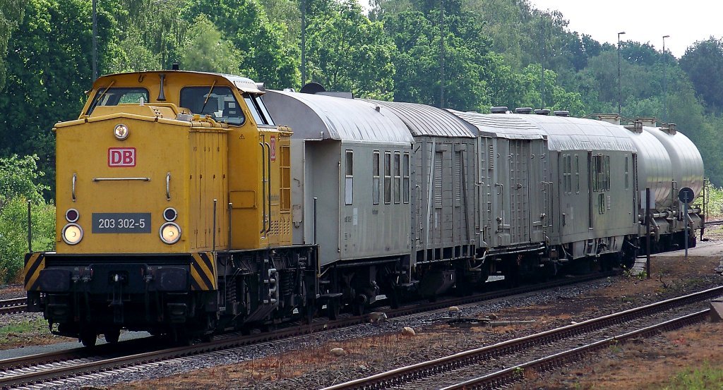 DB Instandhaltung Br 203 302-5 in Munster mit einen Spritzzug. (10.06.10)