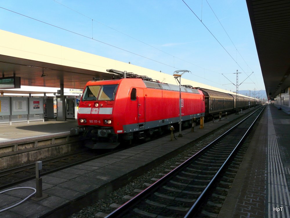 DB - LKo 185 117-9 vor Gterzug bei der Durchfahrt im Bahnhof Basel Bad. am 19.03.2010