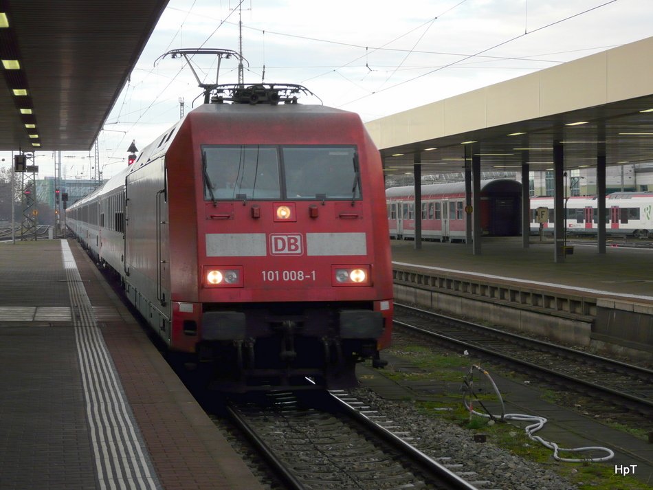 DB - Lok 101 008-1 vor Schnellzug bei der einfahrt im Bahnhof Basel Bad am 22.11.2009