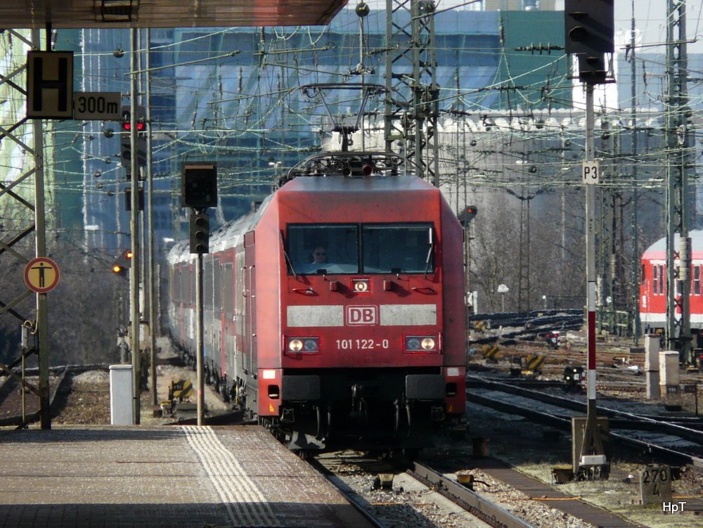 DB - Lok 101 122-0 vor EC bei der einfahrt in den Bahnhof Basel Bad. am 19.03.2010
