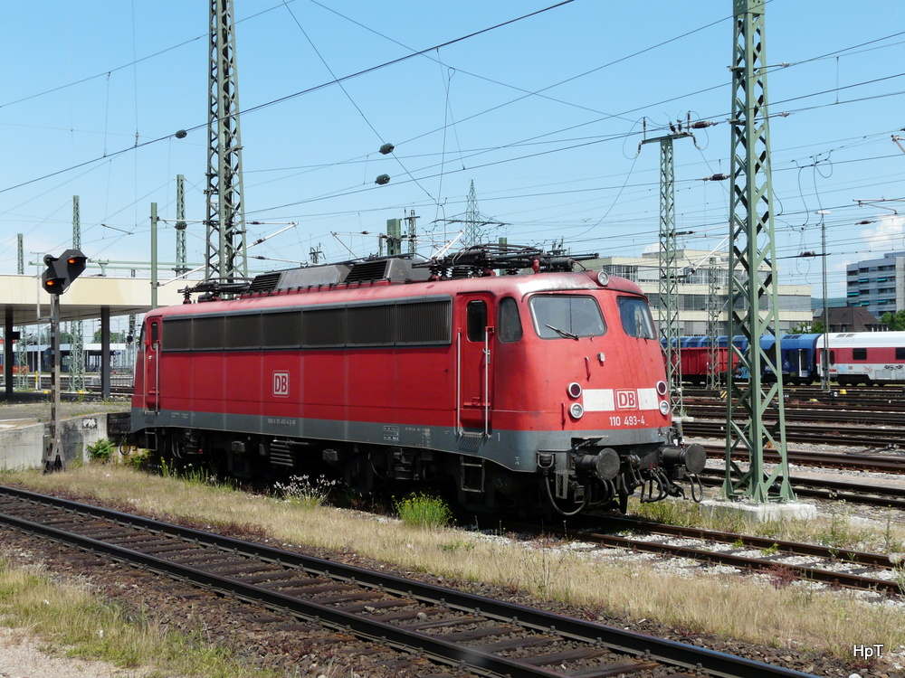 DB - Lok 110 493-4 abgestellt im Bahnhof Basel Bad. am 19.05.2011