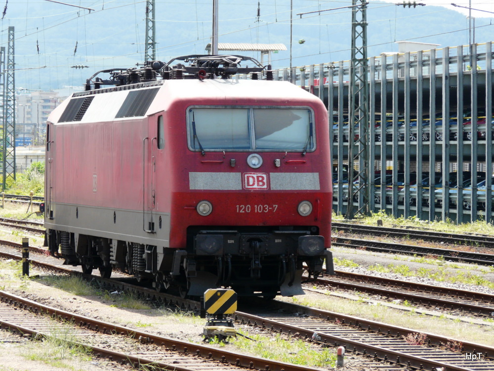 DB - Lok 120 103-7 abgestellt im Bahnhofsareal von Basel Bad. am 19.05.2011