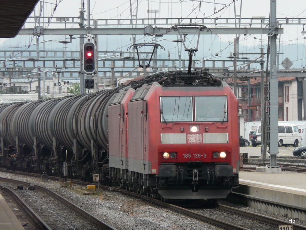 DB - Loks 185 139-3 + 185 129-4 vor Gterzug bei der Durchfahrt im Bahnhof Wil/SG am 23.07.2010