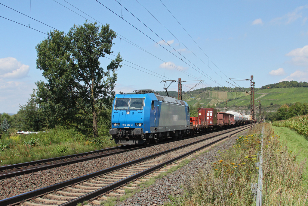 DB Mietlok 185 516 mit einem gemischten Gterzug am 17.08.2011 bei Himmelstadt.