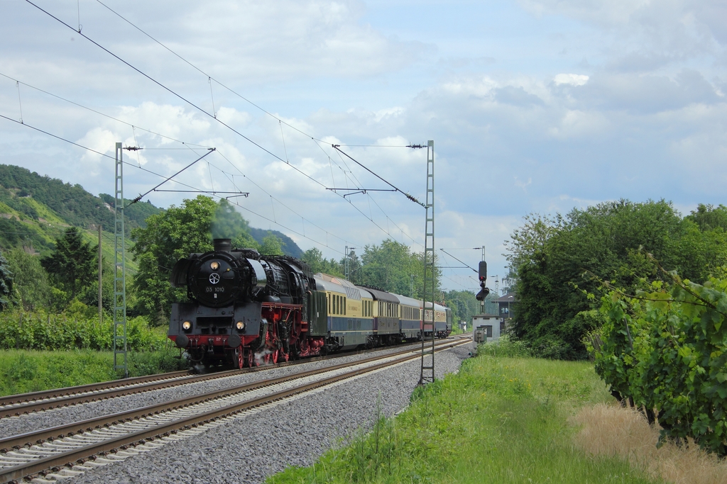 DB Museum 03 1010 mit einem Sonderzug nach Knigswinter am 24.6.2012 in Leutesdorf. Am Zugschluss die TEV E42 151