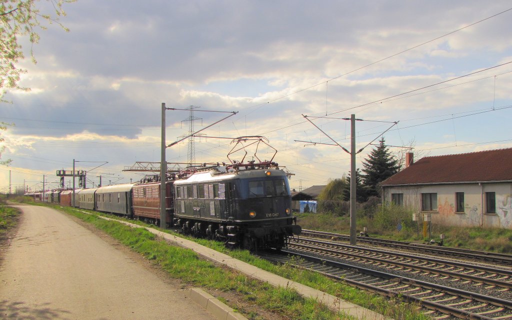 DB Museum E18 047 (91 80 6118 047-0 D-MEG) mit dem DLr 5938 von Bochum-Dahlhausen nach Halle (S), am 16.04.2012 in Erfurt-Vieselbach.