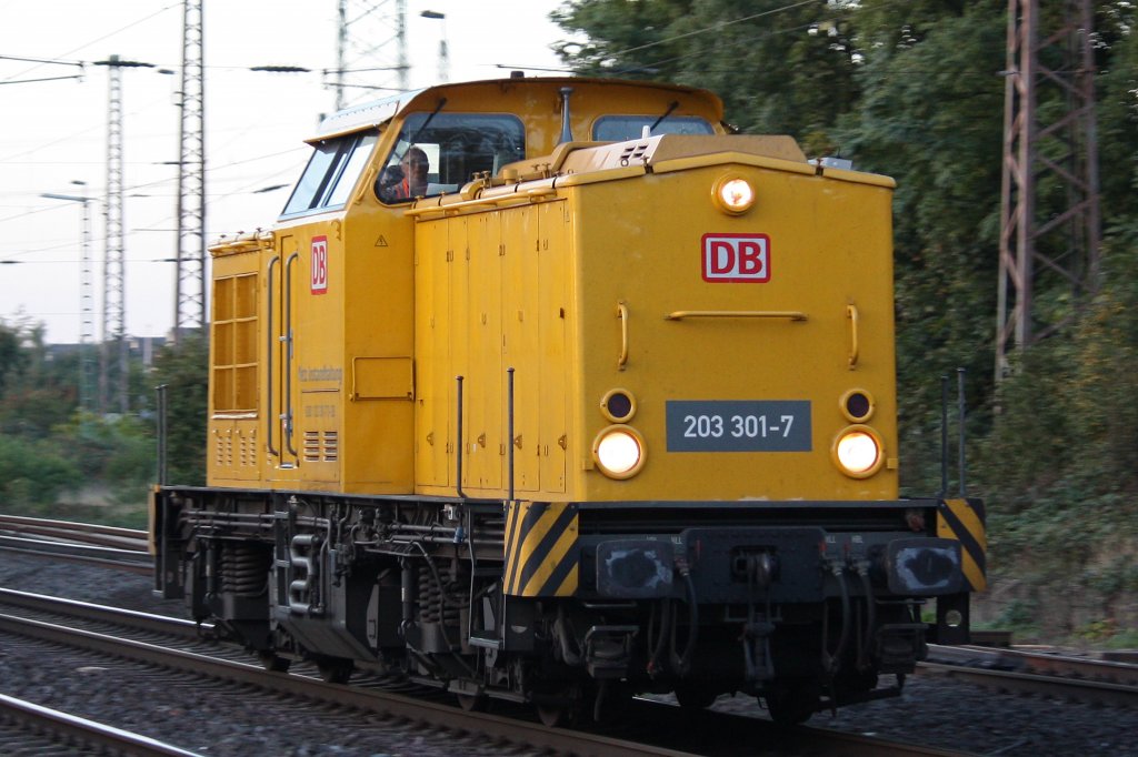 DB Netz 203 301 am 11.10.12 als Tfzf in Ratingen-Lintorf.