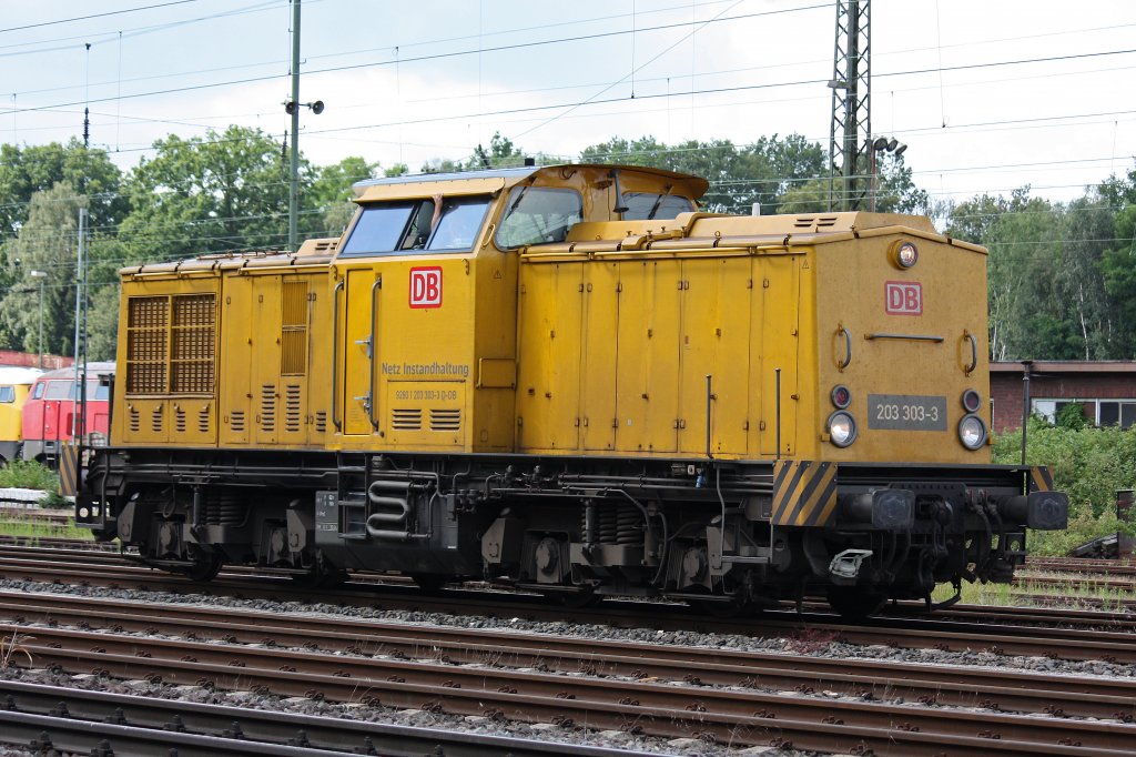 DB Netz 203 303 verlsst am 30.7.12 das DBG/Bahnbaugruppe Gelnde in Duisburg-Entenfang.