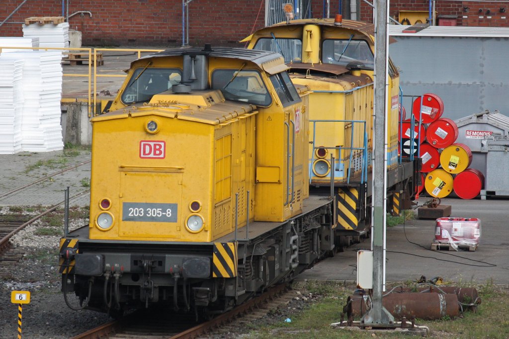 DB Netz 203 305 am 29.9.12 abgestellt bei der DBG/Bahnbaugruppe in Duisburg-Entenfang.