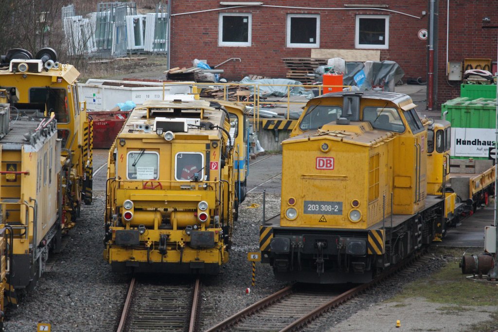 DB Netz 203 308 am 14.12.12 abgestellt in Duisburg-Entenfang bei der DBG/Bahnbaugruppe.