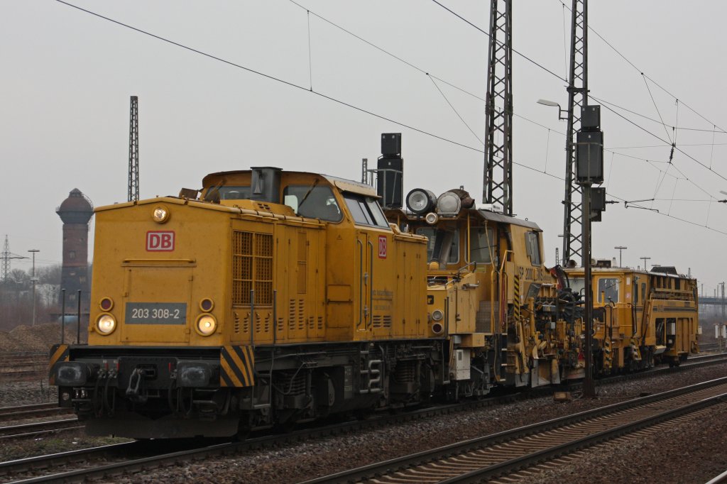 DB Netz 203 308 zieht am 26.2.11 einen USP und eine GSM durch Duisburg-Bissingheim.